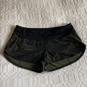 Lululemon speed up short in camo size 6